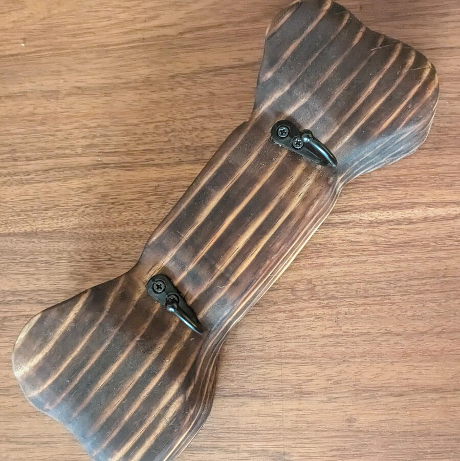 Hueso quemado, colgador de correas